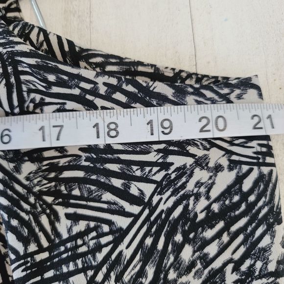 Mossimo black white print sleeveless wide straps ruffle neck Camisole size XL - Picture 4 of 5